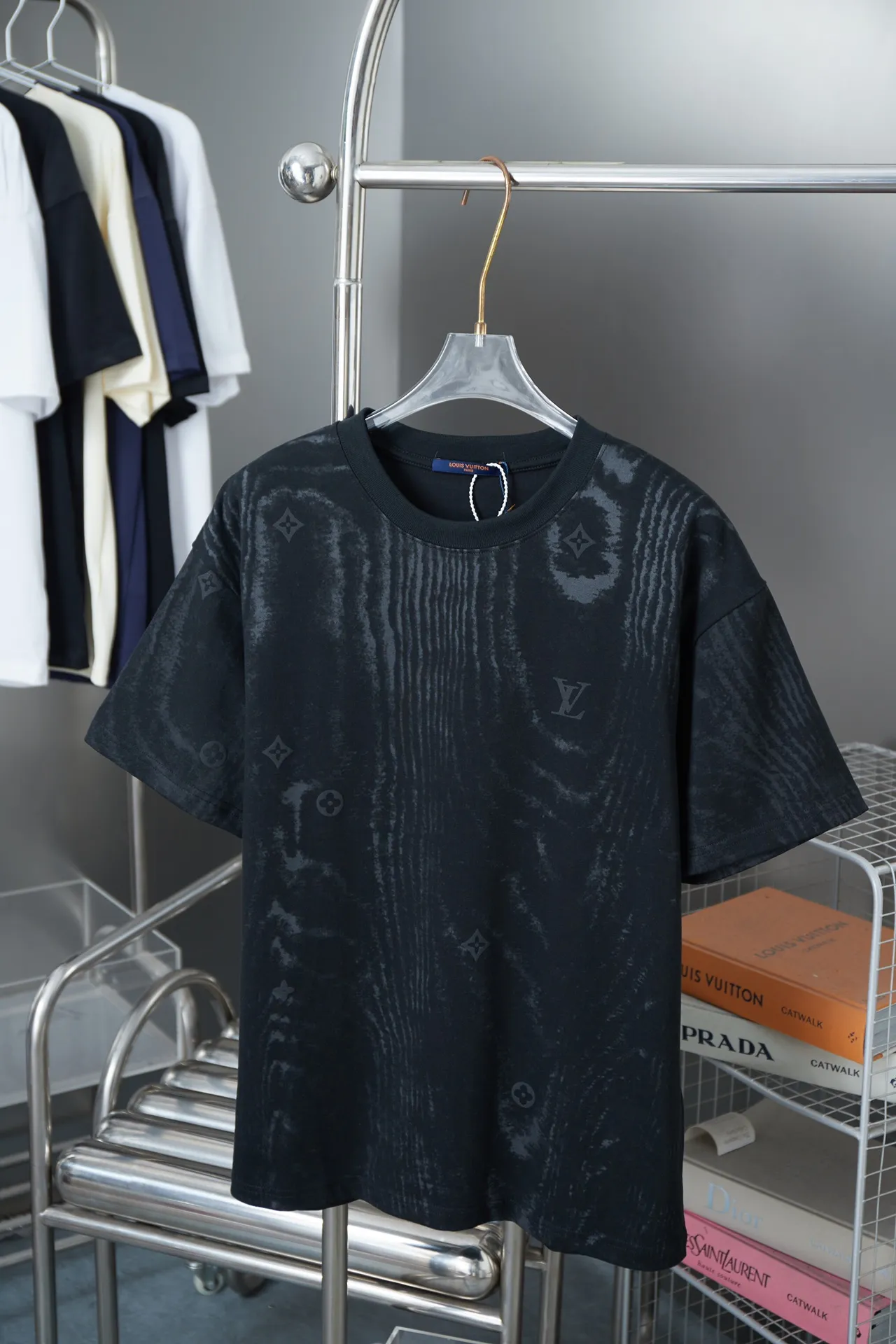 🅿️180 Louis LV 25ss new early spring short-sleeved corrugated texture LV printed foam short-sleeved light luxury essential item for daily commuting for men and women Correct version Welcome to compare Detailed features · 320g 100% cotton double yarn jersey fabric · Fabric digitally printed ripple texture . Positioning laser cutting . Cut-out printed foam LV letters · Double-needle stitching and cross-stitching technology · Original main mark, washed tag, brand moisture-proof paper packaging Color: Black Size: S/M/L/XL